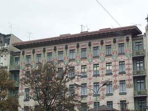The decorations on the side of the Jugendstil building are curving and beautifully colored in delicate hues