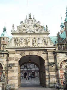 The inner gate is a heroic affair with a central arch wide enough for a good-size carriage and smaller arches on either side, the whole thing topped with elaborate crests and sculpture