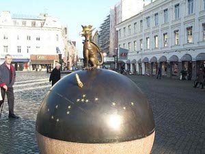 A large sphere sits in the public square, with a granite lower hemisphere and a polished bronze upper hemisphere, showing constellations of stars, and atop the sphere sits a gryphon (body and tail of a lyon, head and talons of an eagle) wearing a crown