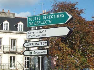 The signs read as follows: TOUTES DIRECTION / DA BEP LEC'H; Gare S.N.C.F. / Porzh-houarn; Kerfeunteun; and (H) Gourmelen