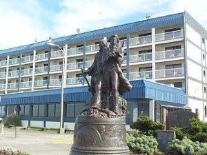 The bronze statue is in front of a Seaside motel
