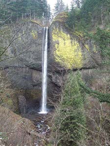 The falls drop over a stone cliff in a narrow vertical plunge