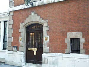 A large coigned arch surrounds the massive wooden side doors to the Drapers' Company