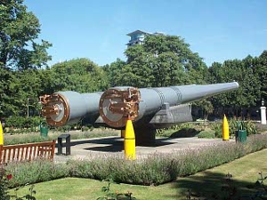 In front of the Imperial War Museum, two large naval guns are mounted, their breeches of polished bronze, and four painted yellow shells stand at the sides