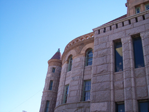 Romanesque Richardsonian architecture sets off the Decatur courthouse, with large
blocks of sandstone, a tower and a crenellated roofline