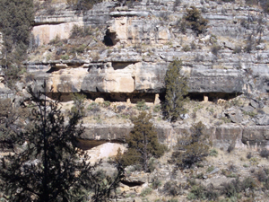 The cliff homes were situated in the seams of rock which eroded away
creating natural caves in the sides of the cliff