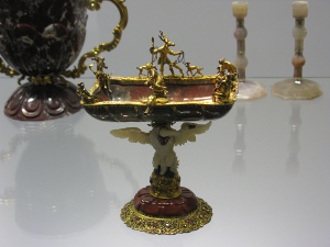 The dish sits on a golden pedestal and is made of precious stone and gold